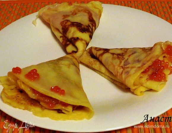 Выкладываем на каждый блин по 1-1,5 столовой ложке икры и заворачиваем. Приятного аппетита!