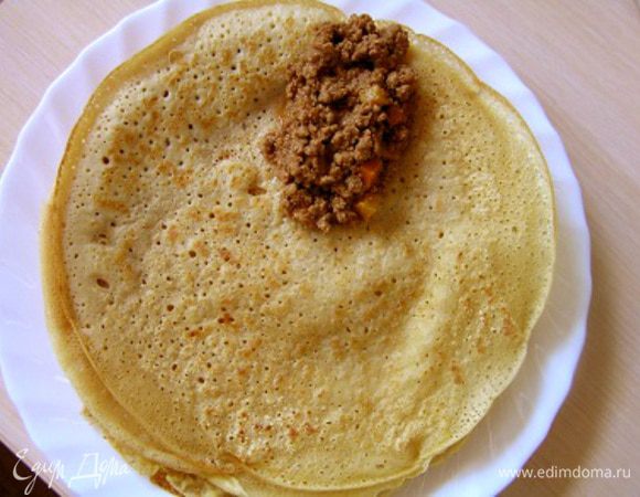 На блинчик выложить часть начинки,  