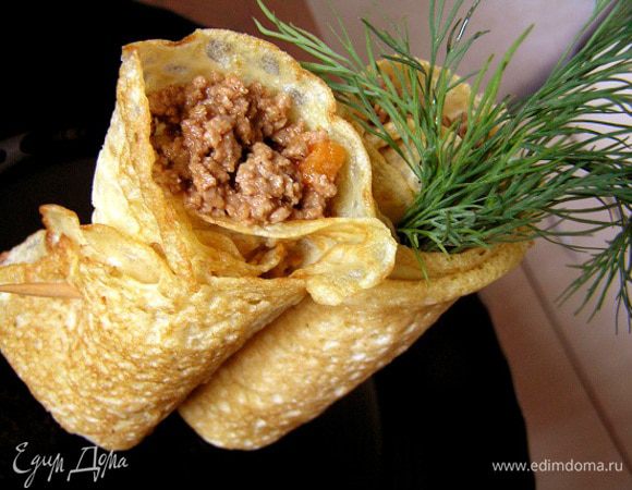 завернуть как Вам нравится. Я решила попробовать оставить верхушку открытой ;) Для подачи скрепить по 2 блина короткой шпажкой, установить на тарелке