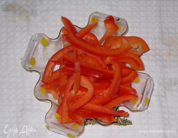 красный сладкий перец нарезать соломкой