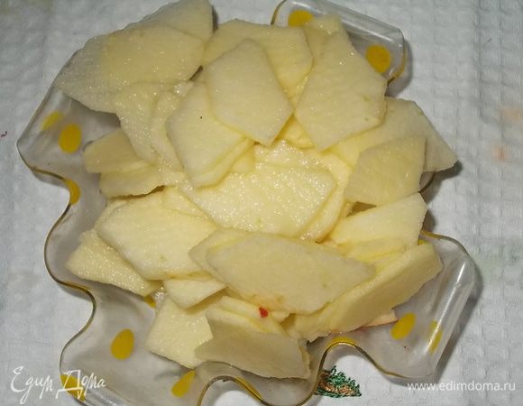 яблоко почистить и удалить сердцевину,нарезать тонкими ломтиками и