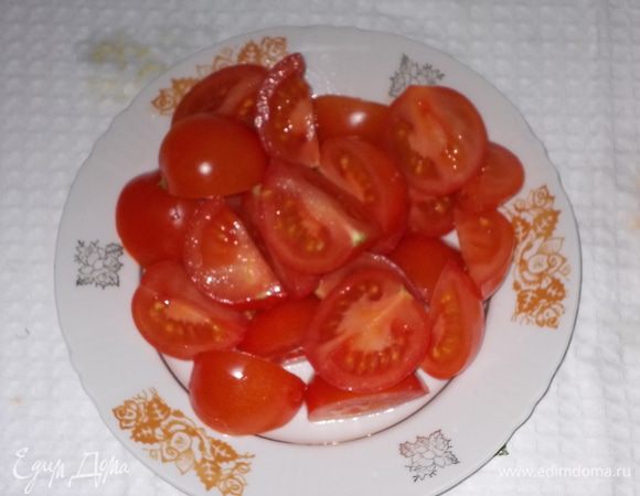 помидоры черри разрезать,если мелкие пополам,если крупные-на 4 части