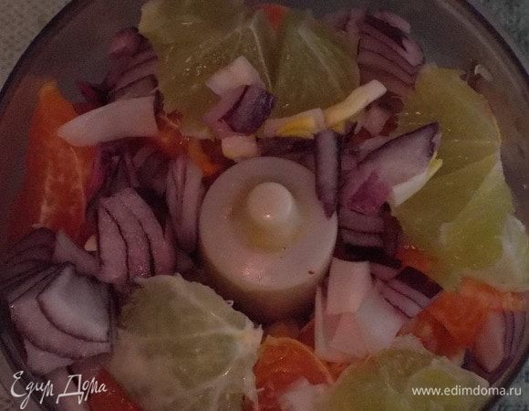 заправка:измельчит в блендере лук,половину количества мандаринов,очищенный лайм,добавить красный перец и соль по вкусу