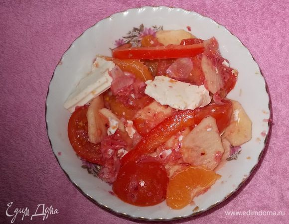 все ингредиенты салата осторожно перемешать и полить заправкой