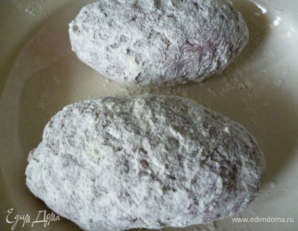 Котлеты обвалять в муке.