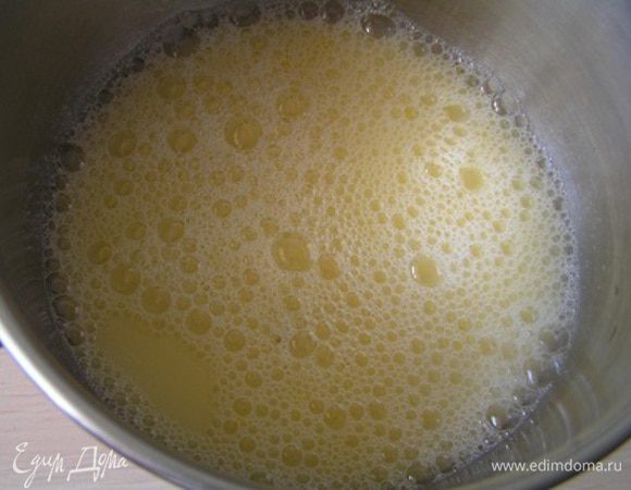 Вскипятить воду, сразу всыпать соду, она должна возмущенно зашипеть. Затем добавить соль и сахар, размешать. Когда с воды сойдет пар, добавить яйца, размешать с помощью венчика,