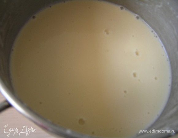 постепенно добавить муку, продолжая мешать венчиком. Влить масло и окончательно замесить блинное тесто.