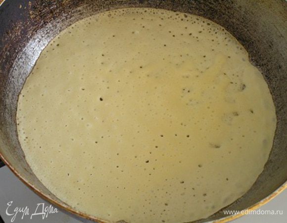 Разогреть сковороду с 1 ч.л. растительного масла, набрать в половник блинное тесто, вылить на сковороду, немного поворачивая и наклоняя её, чтобы тесто распределилось равномерно по всей поверхности. Жарить блинчики на среднем огне по 1-1,5 минуты с одной стороны (или как только перестанут блестеть) 