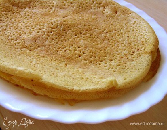 Блинчики получаются тонкие, ажурные, с дырочками и хрустяшими краешками :) Как же я их люблю!