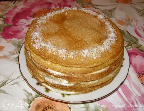 А это мой первый блинный торт, сделанный 2 года назад. Состав: блинчики по этому рецепту + крем из сгущеного молока и сметаны в равных пропорциях. Украшение - кокосовая стружка. Делается легко и просто, хотя тогда я так не думала ;))