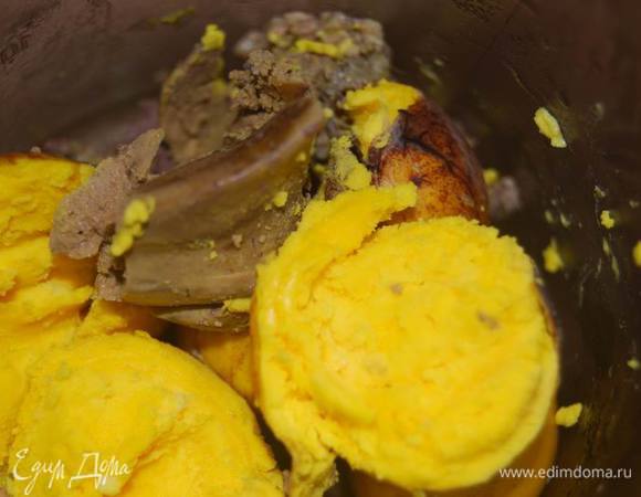 Пока печем блины,готовится начинка.
Для нее сварим печень в подсоленной воде до готовности. Подготовим желтки.