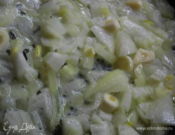 На смеси растительного и сливочного масел обжарим нарезанный лук и чеснок.