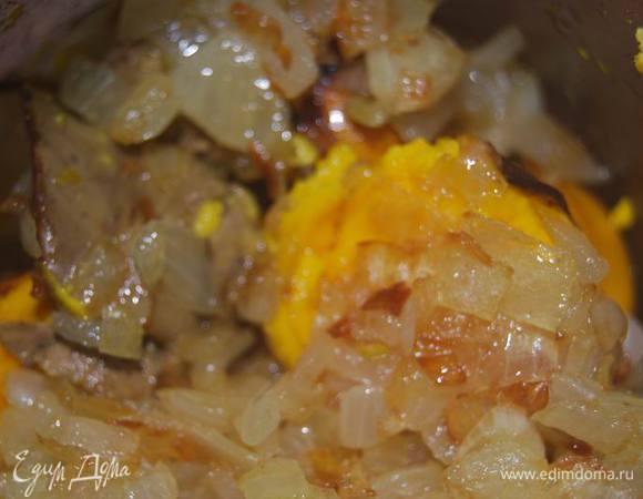 Измельчим печень,желтки и лук с чесноком в блендере.