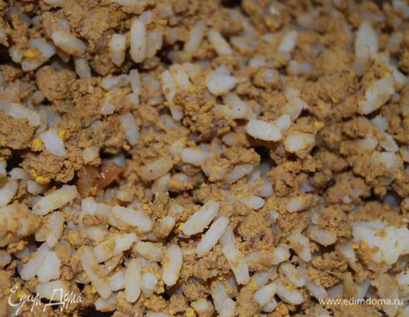 Добавим рис. Регулируйте количество риса по вкусу - я люблю,когда его совсем немного - лишь для пористости начинки.