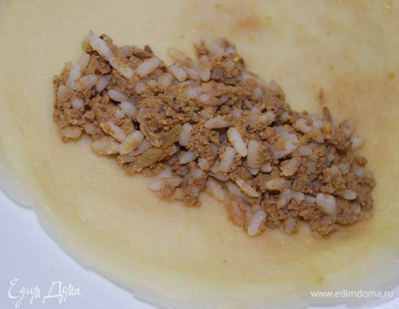 Выкладываем начинку на блины.