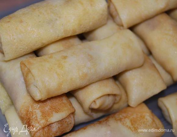 Заворачиваем и складываем.Если гостей в доме нет, убираем в холодильник и запекаем по мере возбуждения аппетита.:)