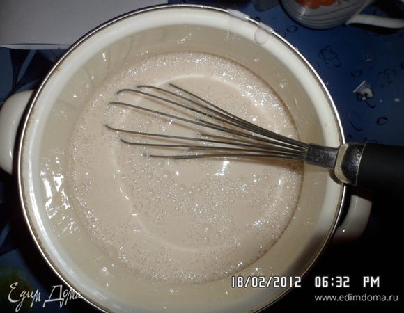 Яйца взбить с сахаром и солью. Влить молоко и перемешать, туда же добавить йогурт и снова взбить.