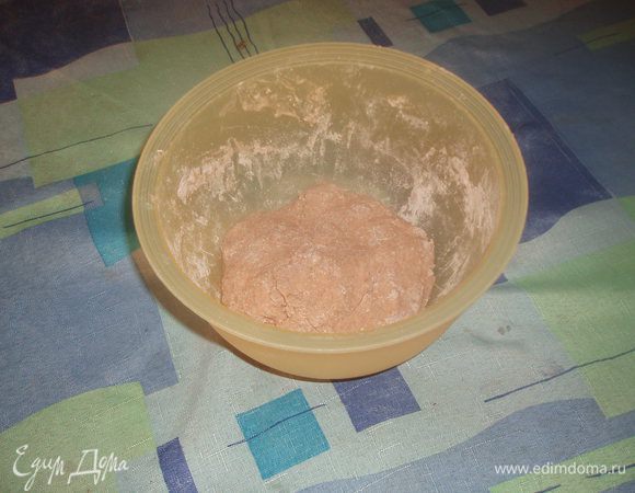 Замесить упругое тесто, завернуть его в пленку и поставить в тепло примерно на 1 час.
