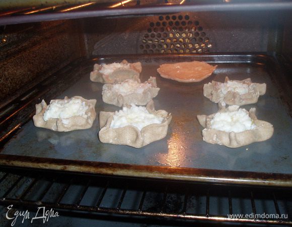 Разделить тесто на 15 кусочков и из каждого раскатать лепешку.На середину выложить начинку, края аккуратно защипнуть.В центр пирожка положить кусочек масла и в выпекать при 220 С 20 минут.