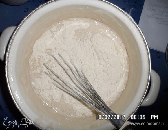 Добавить муку и перемешать.
