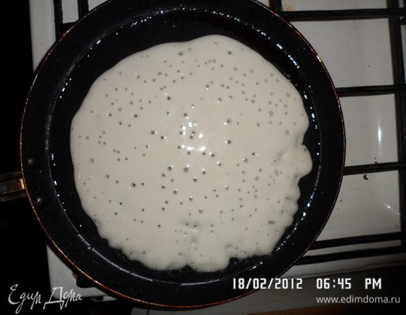 Разогреть сковороду,смазать растительным маслом и выпекать блины.