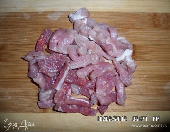 Вымыть и нарезать мясо. Добавить приправу.