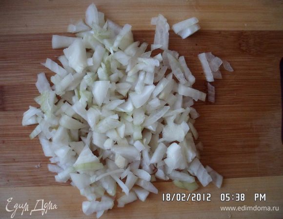 Почистить, помыть и нарезать лук. 