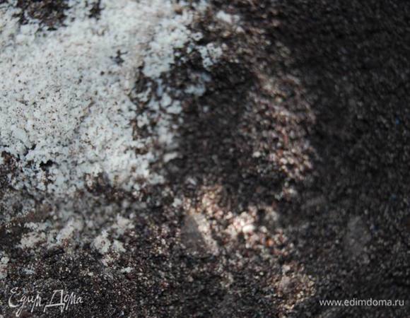 Испечем блины по любимому рецепту. Для начинки мак измельчим в кофемолке. Я измельчила еще пару ложек кокосовой стружки (попалась на глаза:))