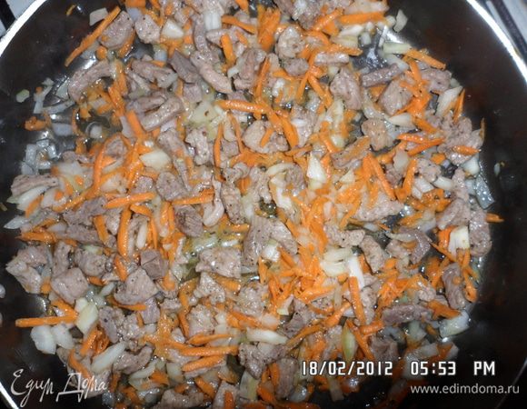 Поджарить на растительном масле мясо, лук и морковь.