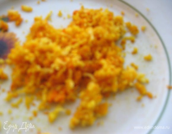 Натереть цедру апельсина.