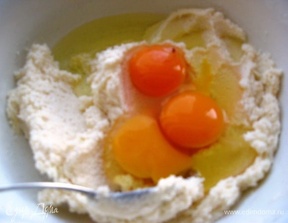 Размягченное масло растираем с сахаром. Добавляем яйца. Хорошенько перемешиваем.