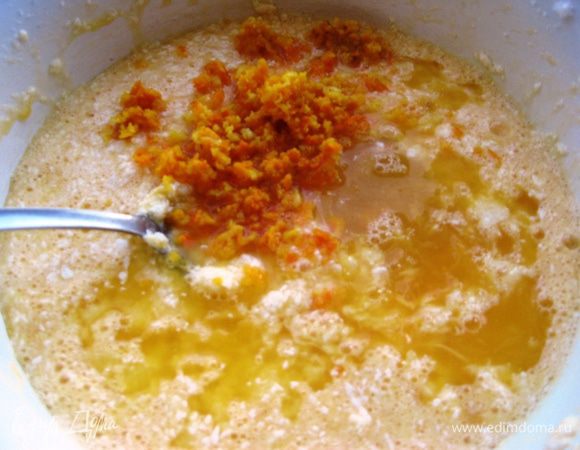 Вливаем сок и всыпаем цедру. 