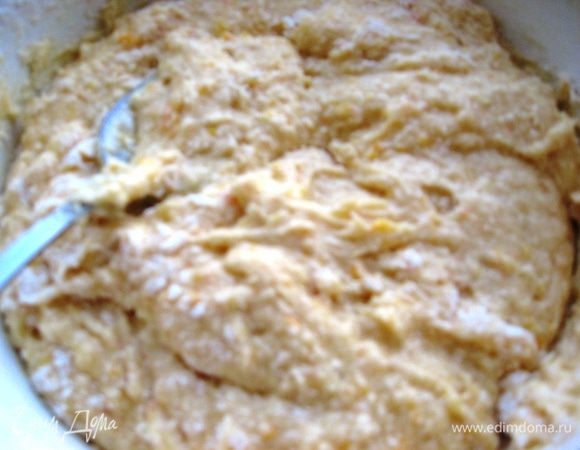 Добавляем муку и разрыхлитель. Вымешиваем некрутое тесто. 