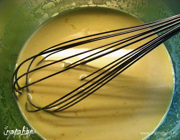 Отмерить и соединить все ингредиенты для теста и взбить их венчиком в миске. Если тесто получилось с комочками - процедить его через ситечко. Накрыть тесто и оставить на 1 час.