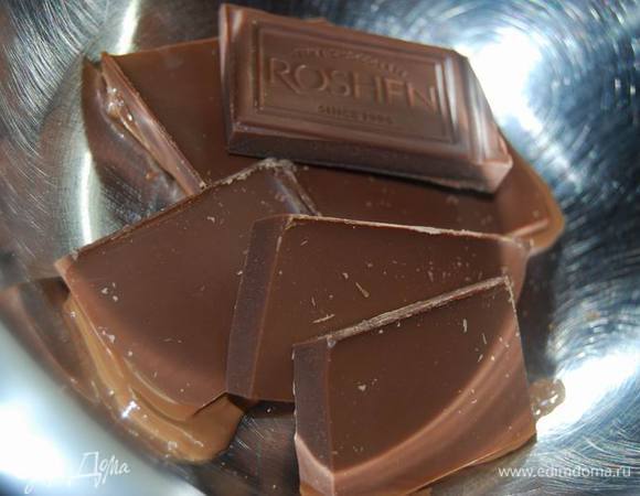 Для украшения растопим шоколад на водяной бане. Я использовала по трети плитки черного и молочного.