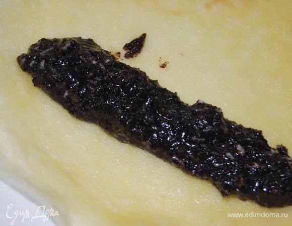 Маковую начинку выкладываем на блин.