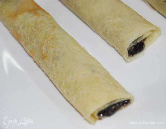 Сворачиваем трубочкой и острым ножом обрезаем края блинов. Так эстетичнее!:)