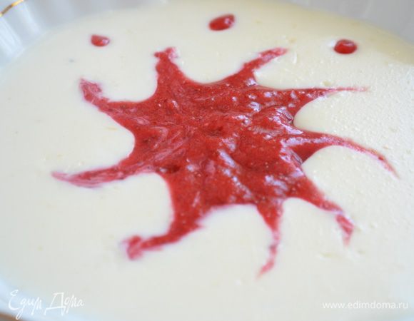 Приготовление: Ягоды разморозить и выложить в дуршлаг. В кипящее молоко, помешивая, ввести яичные желтки, растертые с сахаром , крахмалом и ложечкой молока. Смесь нагреть до загустения, но не кипятить, процедить через сито. 2/3 нормы ягод взбить блей дёром и соединить с охлажденным супом, добавить  оставшиеся ягоды и подавать с печеньем или блинами. В данном случае блины на овсяных хлопьях (Блiны аўсяныя) по рецепту Снежинки Татьяны.  МИР ВАМ.