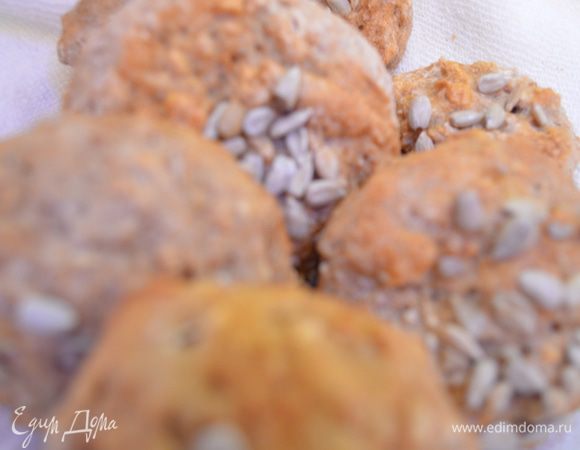 Приготовление:
Крупу залить в кипятком. Когда  вода станет комнатной температуры добавить дрожжи и сахар, перемешать. Муку обоих видов соединить с крупой и солью.  Смесь, хорошо вымесить, накрыть полотенцем, поставить в теплое место и дать подняться. Когда тесто начнет опадать, хорошо вымесить. До тех пор пока оно не перестанет липнуть к рукам, затем дважды обмять. Сформировать изделия и выпекать при температуре 200 градусов до золотистого цвета. При желании можно посыпать семечками или орешками. МИР ВАМ.
