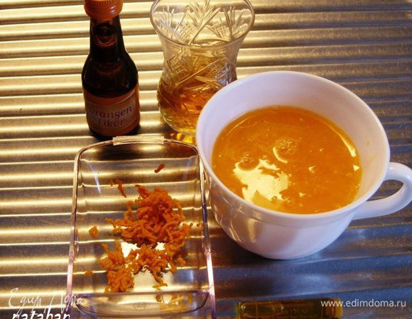 Первым делом снять с 1 клементина-мандарина цедру, а затем из 3 выдавить сок. Получилось мл 150 сока, в который насыпать сахар и хорошо перемешать. 