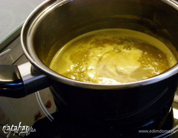 В глубоком ковшике растопить сливочное масло. Добавить подслащённый мандариновый сок, цедру клементина-мандарина. Уваривать на маленьком огне минут 15-20.