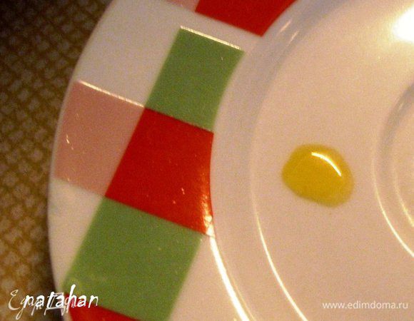 Добавить 3-5 капель апельсиновой ароматической эссенции и ликер. Покипятить ещё 5 минут. Проверить соус на готовность: если капля соуса на блюдечке не растекается, то соус готов.