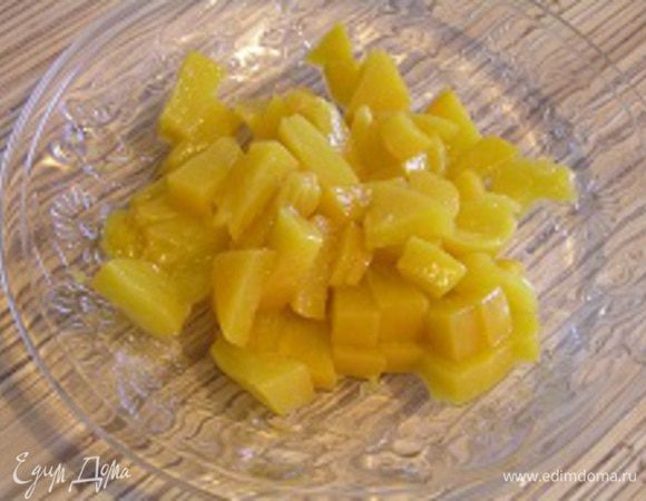 Приготовить начинку. Желатин залить половиной персикового сиропа до набухания. Персики нарезать на кусочки.