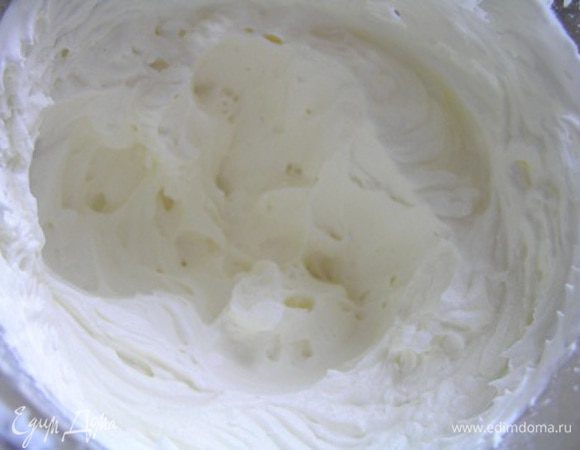Сливки взбить до устойчивых форм пик.