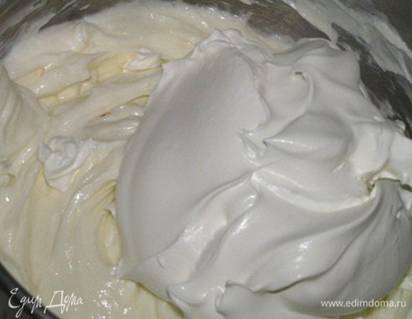 добавить взбитые сливки, сметану, 