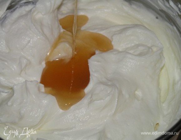 нарезанные персики и лимонный сок, аккуратно перемешать. Желатин нагреть на водяной бане до полного растворения, добавить персиковый сироп и ввести в творожно-сливочную массу, перемешать.