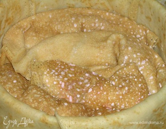 Часть начинки выложить на дно формы застеленной блинами. В центр оставшихся блинчиков поместить начинку, завернуть в трубочку и уложить в форму.