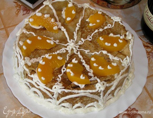 Выложить оставшийся крем, закрыть верх торта свисающими с краев формы блинчиками и убрать в холодильник до застывания. Украсить взбитыми сливками и порезанными на дольки персиками.