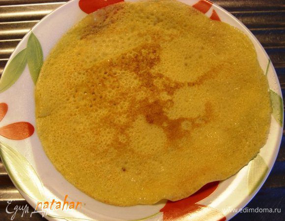 Включить плиту и поставить нагреваться сковороду (у меня диаметром 20 см.), смазанную растительным маслом. В блинное тесто добавить растительное масло и хорошо перемешать. Выпекать блинчики (всего их получилось 10 шт.) до легкого "зарумянивания". 