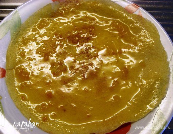 Каждый блинчик смазать кисточкой мандариновым соусом с одной стороны. 